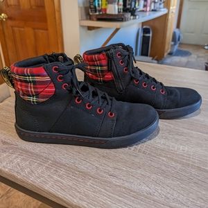 Dr. Marten Doc Marten Rozarya Red Plaid Canvas